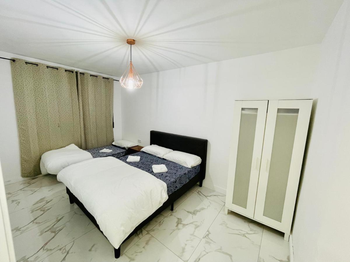 Queen Apartments Santa Coloma de Gramenet Екстер'єр фото