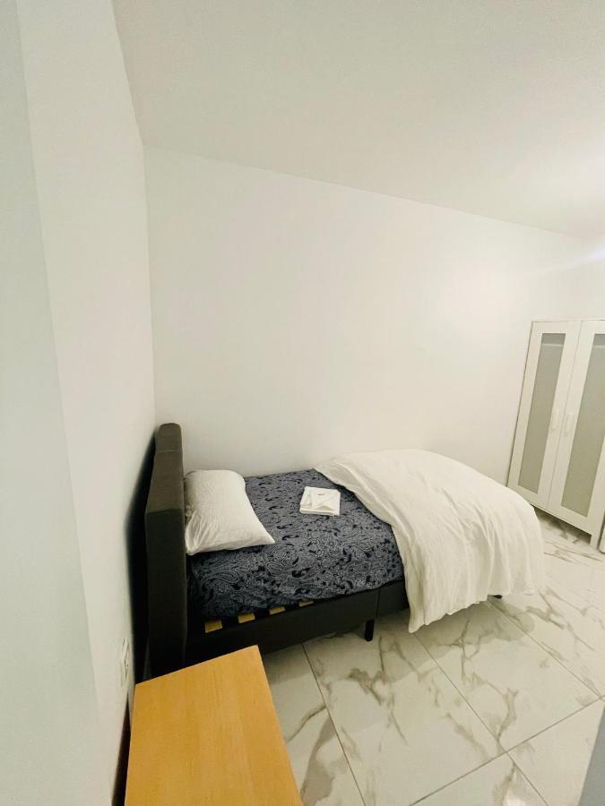 Queen Apartments Santa Coloma de Gramenet Екстер'єр фото