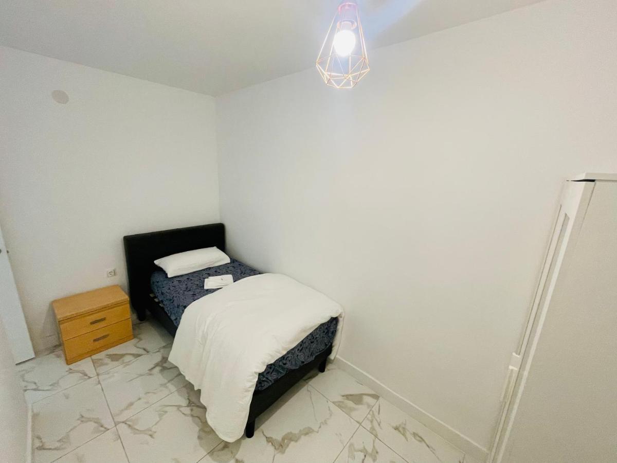 Queen Apartments Santa Coloma de Gramenet Екстер'єр фото